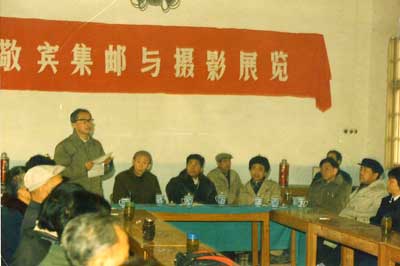 1990年12月潜山县文联等四单位联合举办“徐敬宾集邮与摄影展览”（图为徐敬宾讲话）