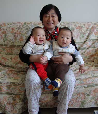 一对孙子是奶奶的心肝宝贝